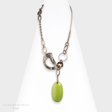 Collier pendentif moderne vert, argent et céramique ovale. Chaîne contemporaine modulable et design fantaisie. Création Zor Bijou Paris