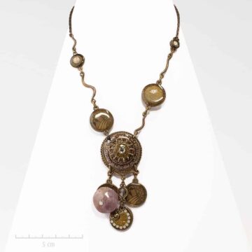 Collier pendentif ethnique précieux. Bijou talisman africain, pierre agate. Création fantaisie. Atelier Zor Paris 2