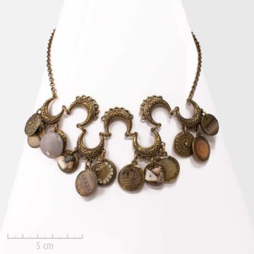 Collier ethnique, plastron africain de Signare. Pierre naturelle et talisman précieux. Bijou fantaisie Zor Paris