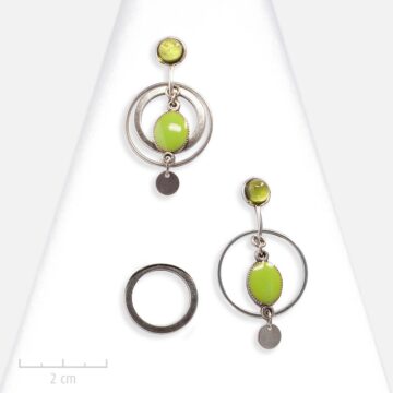 Boucles d'oreilles Moderne. Clip vert à anneau argent, pendant et modulable. Création de bijou fantaisie Zor. Shopping à Paris