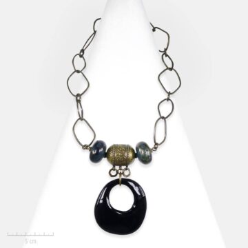 Plastron barbare moderne et fantaisie, en attendant les pirates! Pendentif en céramique sur chaîne de bronze. Collier Zor Création de bijou à Paris
