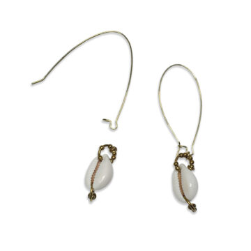 Longue boucle d'oreille Ethnique, coquillage porcelaine pour oreilles percées. Création pendante, style cauris et percing. Bijou nacre, fantaisie modulable. Bijoux pour femmes Zor Paris