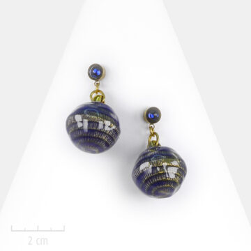 Boucle d'oreille Moderne or, percée. Boule bonbon Lollipop, bleu nuit denim. Création de bijou Zor Paris