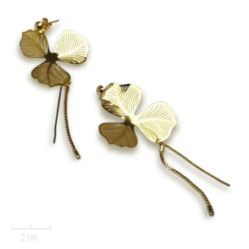 Boucle d'oreille Romantique grande et précieuse pour oreilles percées. Création de fleur, alisma d'or pour mariée. Bijou Zor Paris 2