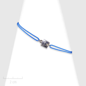 Bijou Enfant, plaque en argent massif 925ème sur cordon. Bracelet moderne à lacet et noeud coulissant. Silhouette de bonhomme. Création Zor Paris