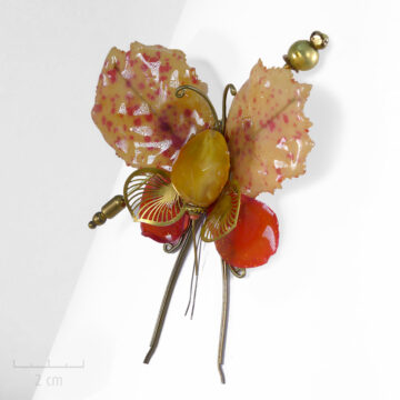 Broche unique ornée d'une pierre semi-précieuse orange jaune. Chimère Fourmi Miel, insecte phasme de cabinet de curiosité. Entre bijou et Art. Zor Paris 2