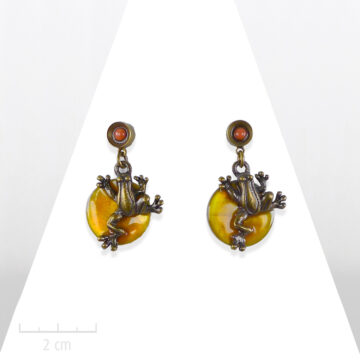 Boucle d'oreille percée Enfant. Pendant nacre orange et bronze vintage. Bijou fantaisie mini grenouille Sébicotane & Zor Paris