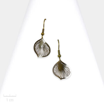 Boucle d’oreille Moderne percée en bronze vintage. Bijou femme, petite feuille ajourée style vitrail et pendante. Zor fantaisie Paris