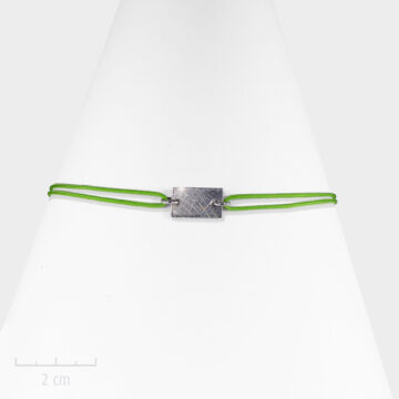 Bracelet Bohème femme, plaque argent et style army. Bijou contemporain, cordon vert à nœud coulissant. Fantaisie création Zor Paris