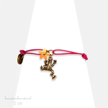 Bracelet lacet Enfant. Charm animal totem, figurine grenouille, symbole chance bijou fillette fantaisie, Création Zor Paris