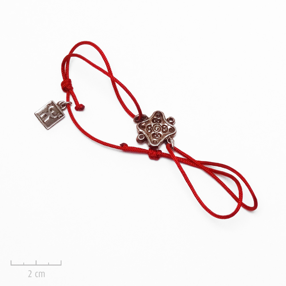 Bijou Homme baroque. Bracelet cordon rouge bordeaux à noeud coulissant. Médaille carrée exotique et art oriental, argent vintage. Zor Paris.