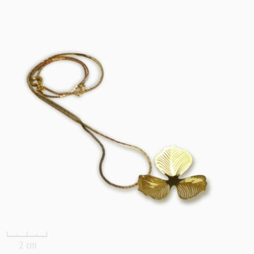 Collier Romantique grande fleur or en pendentif. Bijou classique, création pour mariée. Zor Paris 2