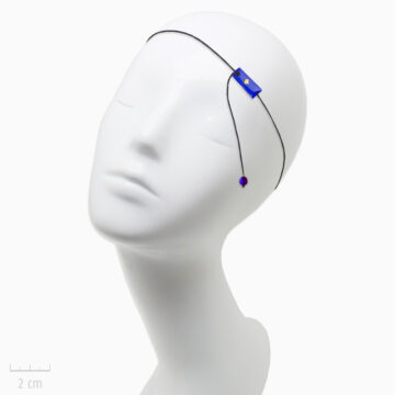 Accessoire pour cheveux: bijou de tête élastique et et pendant d'oreille. Plaque drapeau de l’Arlequin BLEU en fin bandeau fantaisie. TRH by Zor