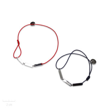 Bracelet Homme à cordon réglable rouge ou noir. Bijou moderne et masculin, plaque argent, Zor creation Paris