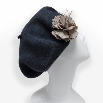 Accessoire de mode: décorer un chapeau, vêtement d'une broche pic. Fleur de cuir sur béret gris en laine. Boutique Zor Paris 2