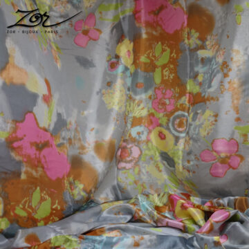 Grand foulard rectangle gris, accessoire doux, 100% soie. Étole en couleur, peinture aquarelle tableau de fleur. Zor Paris 3
