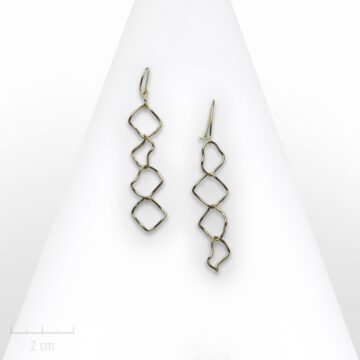 Boucle d'oreille moderne. Pendant percé et art contemporain. Bijou fantaisie fabriqué en France. Création Zor Paris