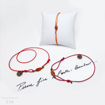 Bracelet Homme à cordon fin orange, rouge ou bordeaux. Bijou naturel et pierre semi précieuse orange cornaline Zor Bijouterie Paris 1.