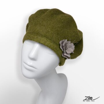 Accessoire, customiser un chapeau: broche pince fleur en cuir clair sur béret vert kaki olive. Site Zor création Paris 3