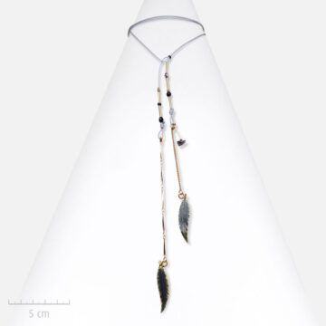 Sautoir Ethnique Plume dorée et Hématite sur cordon réglable gris. Bijou de créateur en pierre fine, Zor Paris Sentier 2
