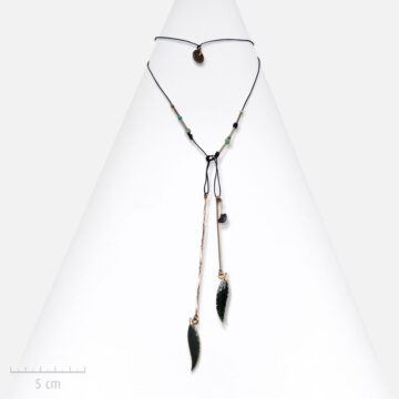 Sautoir Ethnique Plume dorée et Hématite sur cordon réglable noir. Bijou de créateur en pierre fine, Zor Paris Sentier 1