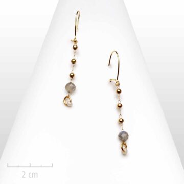 Boucle d'oreille romantique, petit bijou doré précieux. Pierre fine grise, perle de labradorite naturelle, Zor Paris 2