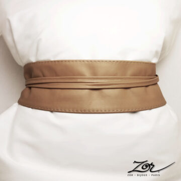 Ceinture obi japonais en cuir couleur camel. Lanière souple, large de 8 cm à noeud. Taille réglable. Promo Zor Paris