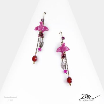 Boucle d'oreille Romantique dormeuse. Bijou oiseau pendant fuchsia et perle en cristal. Zor Paris