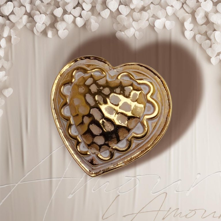 Broche romantique grand coeur doré martelé Shabby-chic. Bijouterie Zor centre Paris 1
